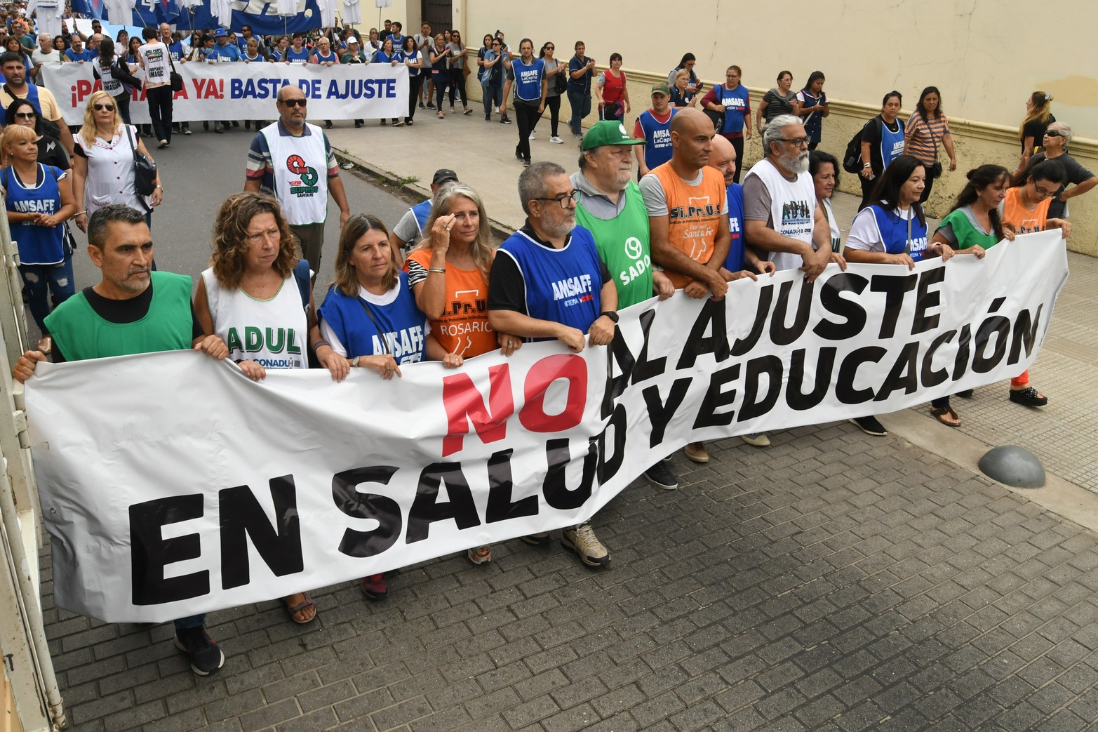 Marcha en reclamo de No al ajuste en salud y educación.