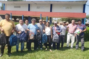 En la ciudad de Santa Fe, hicieron entrega de los bolsones escolares por parte de UTTA, Stefanía Felice, Patricio De Iriondo y Luis Leguiza.