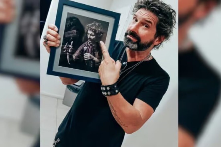 Iván Noble posando con la foto que le pidió a Lorraine.