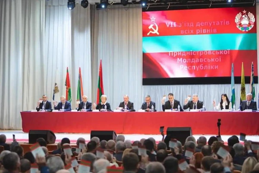 Delegados separatistas transnistrios mocionan el pedido de protección de Rusia. De fondo, la bandera y el escudo de la República de Transnistria, como una fuerte evocación a los mejores tiempos de la URSS.