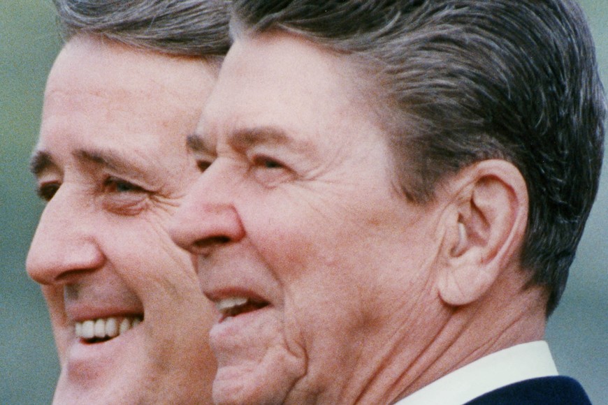 FILE PHOTO: Former U.S. President Ronald Reagan (R) stands with former Canadian Prime Minister Brian Mulroney during Mulroney's arrival ceremony at the White House in Washington in this April 27, 1988 file photo. REUTERS/Gary Hershorn/File Photo