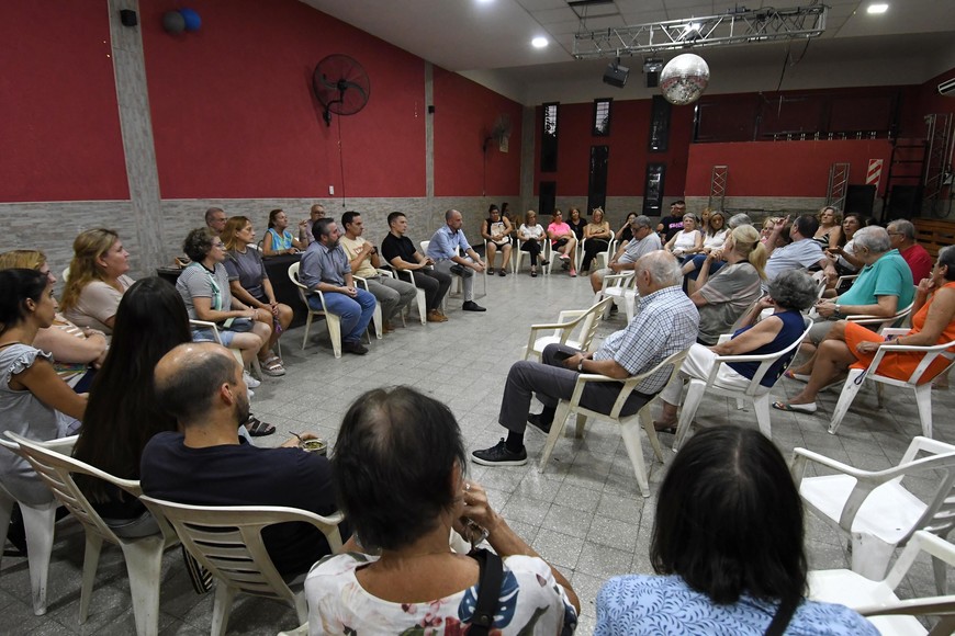 En barrio Roma cada vez son más los vecinos que se suman a reuniones para abordar la problemática de la inseguridad. Foto: Pablo Aguirre.