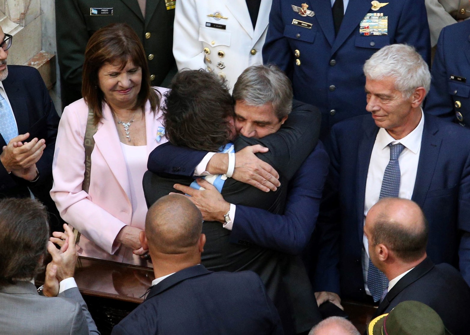 El presidente Javier Milei abrazo al ministro de Economía Luis Caputto. 