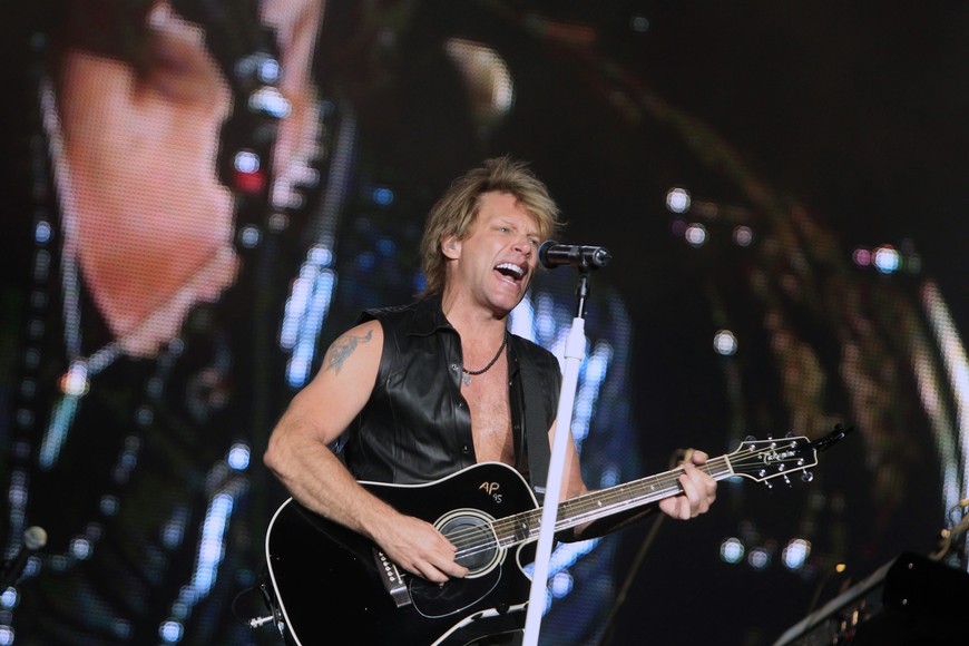 Jon Bon Jovi performs during the "Rock in Rio" music festival in Arganda del Rey near Madrid in this June 4, 2010 file photograph. Bon Jovi may have recently been snubbed by the Rock and Roll Hall of Fame, but the veteran band still ended the year as the world's top concert attraction, according to a trade publication. The group sold $201.1 million worth of tickets, split almost evenly between North America and the rest of the world, said Pollstar magazine. Its success was noteworthy given that it was promoting a 2009 album that did not sell strongly. REUTERS/Andrea Comas/Files (SPAIN - Tags: ENTERTAINMENT) FOR EDITORIAL USE ONLY. NOT FOR SALE FOR MARKETING OR ADVERTISING CAMPAIGNS madrid españa jon bon jovi musica cantante cantantes recitales concierto musica cantante cantantes concierto rock in rio