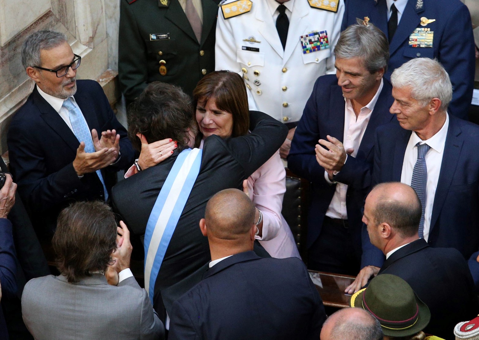 El presidente Javier Milei saluda a la ministra de Seguridad Patricia Bullrich. 