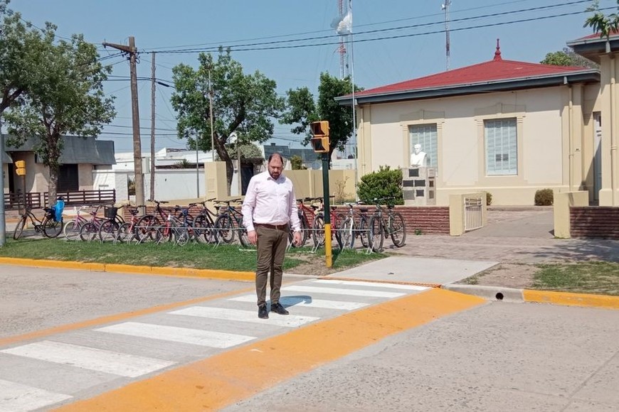 "Actualmente se cumplió con la demarcación vial de sendas peatonales y lomos de burro ubicados en las adyacencias de las tres instituciones escolares de la zona urbana de la localidad", comentaron autoridades del Ejecutivo comunal.
Foto: Gentileza