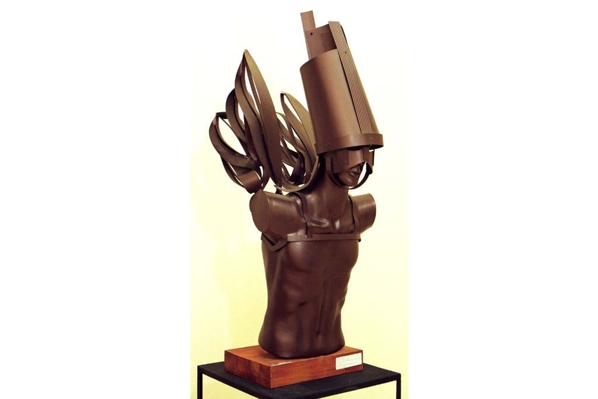 Torso Alado, una de sus esculturas premiadas.