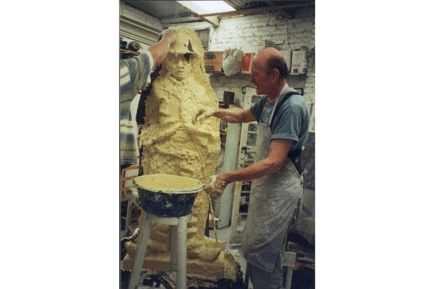 El artista restaurando la escultura para la plaza Chaplin.