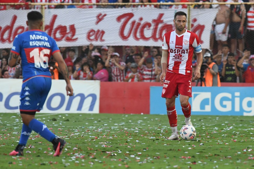 Vuelve el Capitán. Después de estar ausente en Junín contra Sarmiento (llegó a las cinco amarillas), se dará el retorno de Claudio Corvalán. Casualmente, al "Mugre" le robaron un gol en el último cruce con Boca en el 15 de Abril. Crédito: Mauricio Garín