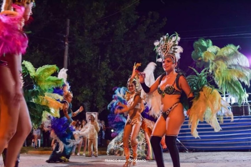 Toda la belleza y colorido de los carnavales de Arocena.