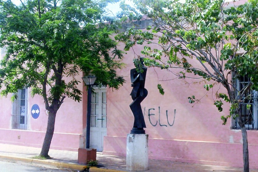 Escultura de la serie Tango del artista, en la Casa de los Museos.