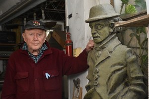 “Roberto Favaretto Forner fue uno de los grandes referentes de la cultura santafesina. Mis condolencias a su familia y amigos”, tuiteó el intendente Juan Pablo Poletti. Aquí, junto a una de sus creaciones. Foto: Archivo El Litoral