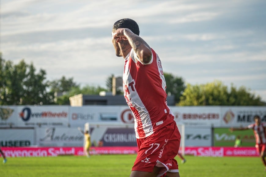 "Rocky" Balboa en el festejo de su gol, que le dio los tres valiosos puntos a Unión en la visita a Junín del sábado pasado. Cristian González no lo confirmó, pero es casi un hecho que arranca de titular.