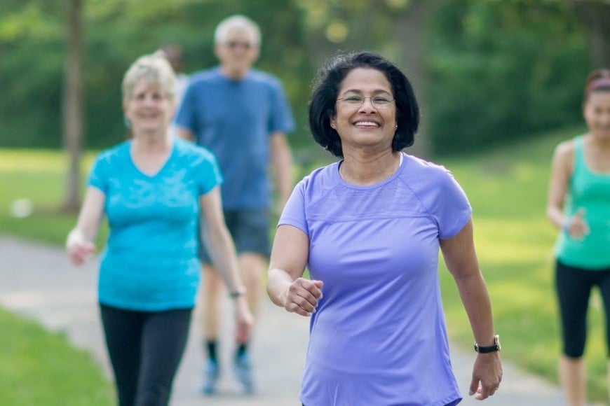 El simple hecho de levantarse después de las comidas tiene un impacto significativo en nuestra salud.