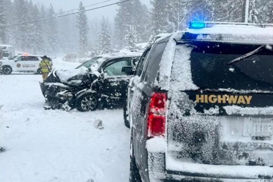 Las nevadas, de entre 5 y 10 centímetros por hora, y los vientos huracanados crearon condiciones peligrosas