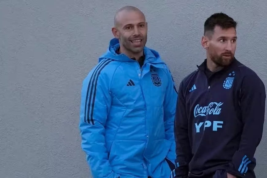 El capitán de Argentina, Lionel Messi, junto al entrenador del seleccionado Sub 23, Javier Mascherano, hablan durante un entrenamiento previo al debut ante Ecuador por las Eliminatorias Sudamericanas para el Mundial 2026.