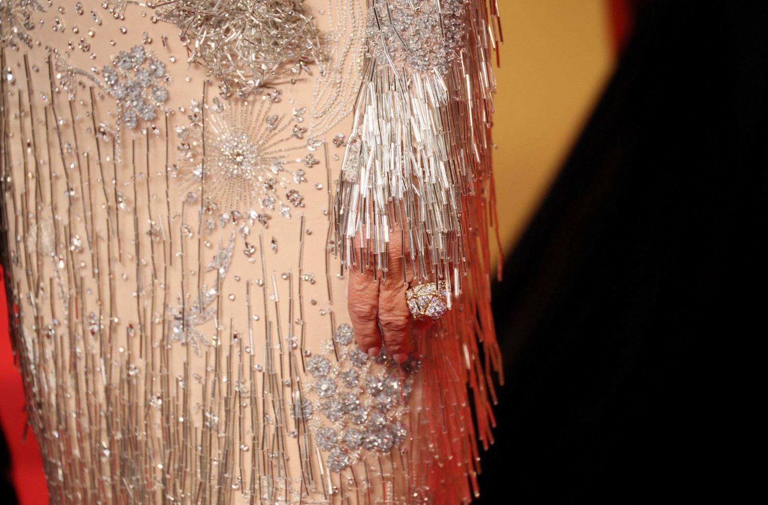 Detalle del anillo y vestido usado por Kris Jenner cuando llega a la fiesta Vanity Fair Oscar después de los 96º Premios de la Academia, conocidos como los Oscar, en Beverly Hills, California, EE.UU.