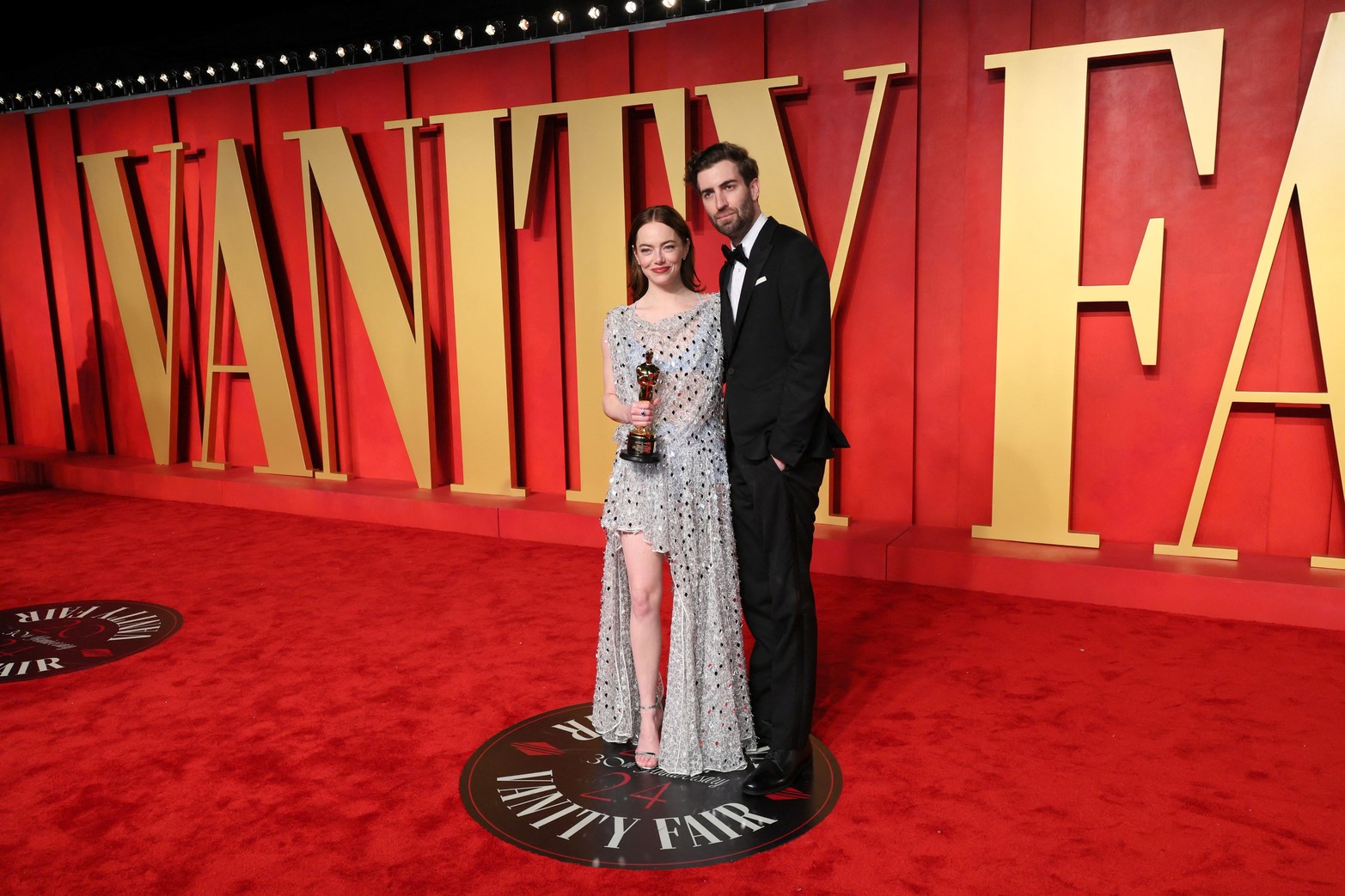 Emma Stone y Dave McCary llegan a la fiesta Vanity Fair Oscar después de los 96º Premios de la Academia, conocidos como los Oscar, en Beverly Hills, California, EE.UU.