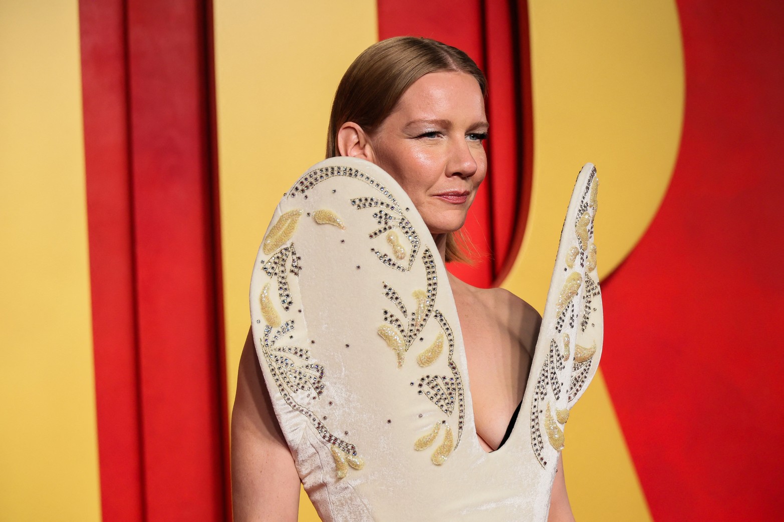 Sandra Huller llega a la fiesta Oscar de la Feria de la vanidad después de los 96º Premios de la Academia, conocidos como los Oscar, en Beverly Hills, California, EE.UU.