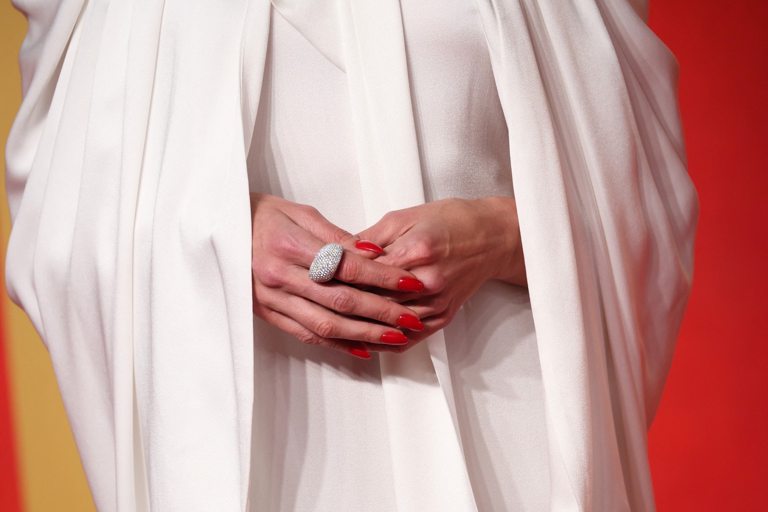 Detalle del anillo usado por Alessandra Ambrosio cuando llega a la fiesta Vanity Fair Oscar después de los 96º Premios de la Academia, conocidos como los Oscar, en Beverly Hills, California, EE.UU.