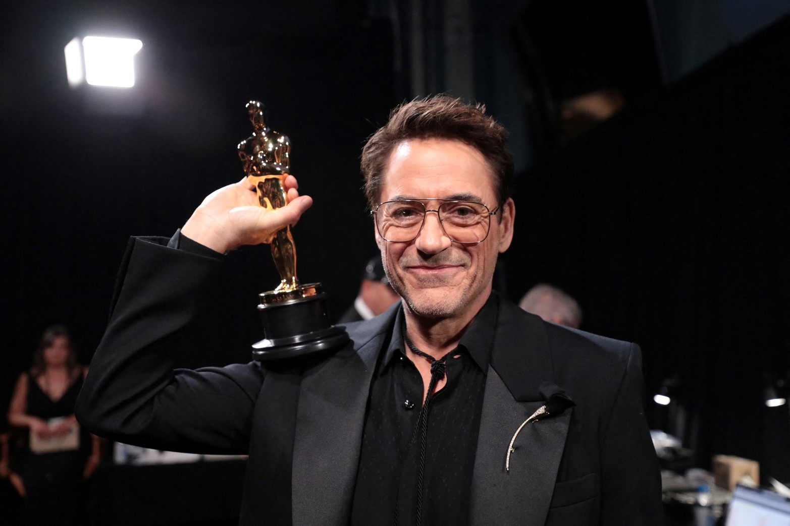 Robert Downey Jr. posa con el Oscar al Mejor Actor de Reparto por "Oppenheimer" entre bastidores en la 96ª edición de los Premios de la Academia en Los Ángeles, California, EE.UU.