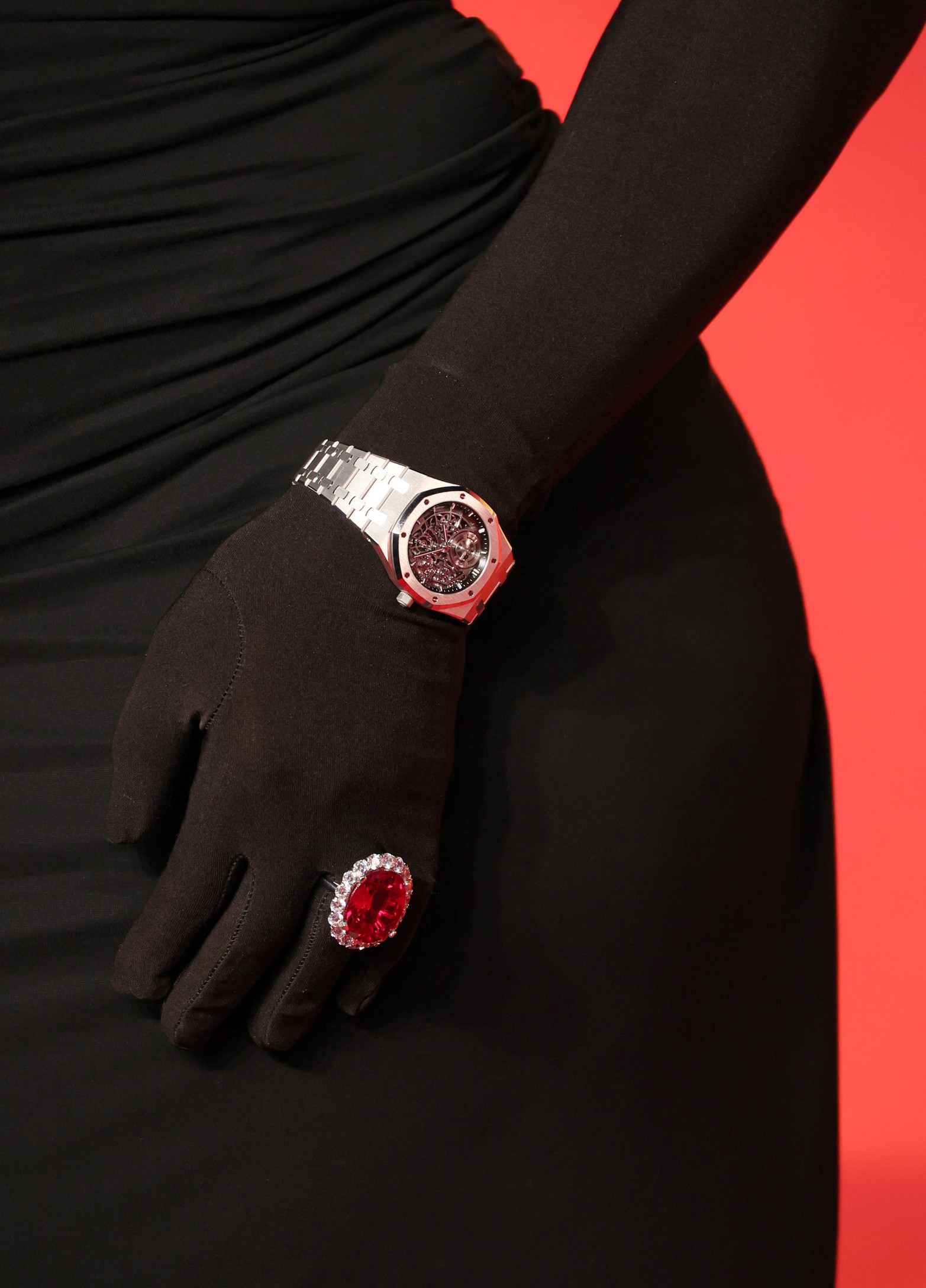Detalle del reloj y el anillo usados ​​por Serena Williams cuando llega a la fiesta Vanity Fair Oscar después de los 96º Premios de la Academia, conocidos como los Oscar, en Beverly Hills, California, EE.UU.