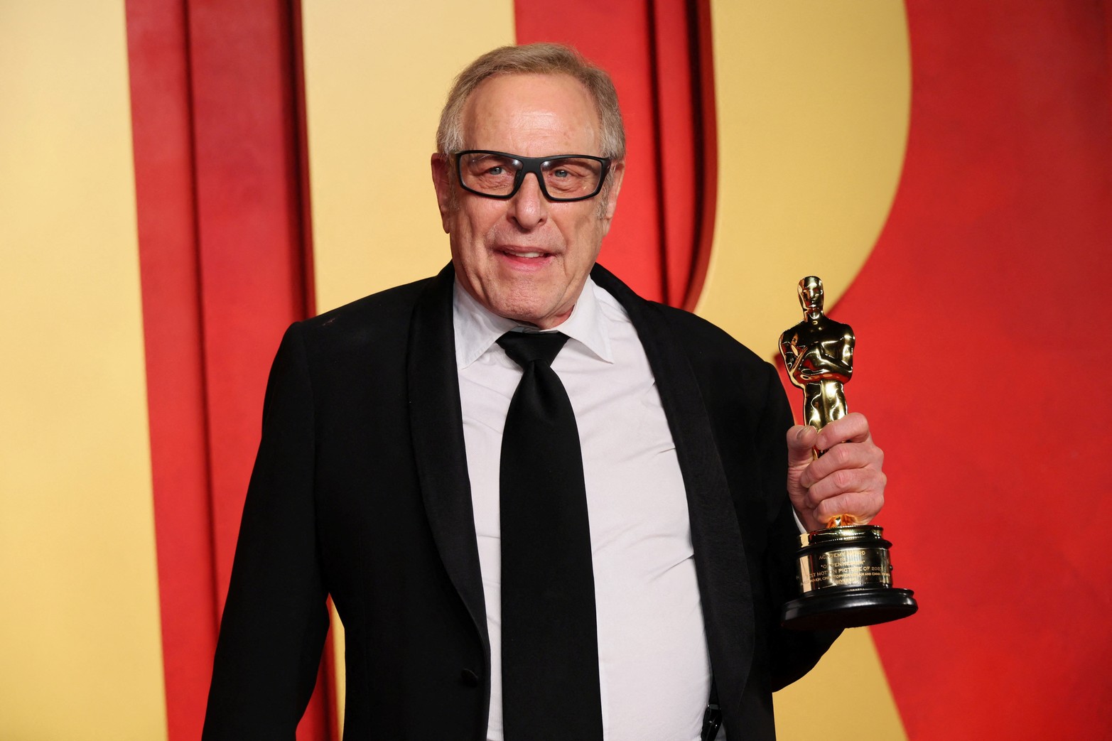 Charles Roven llega a la fiesta Oscar de la Feria de la vanidad después de los 96º Premios de la Academia, conocidos como los Oscar, en Beverly Hills, California, EE.UU.