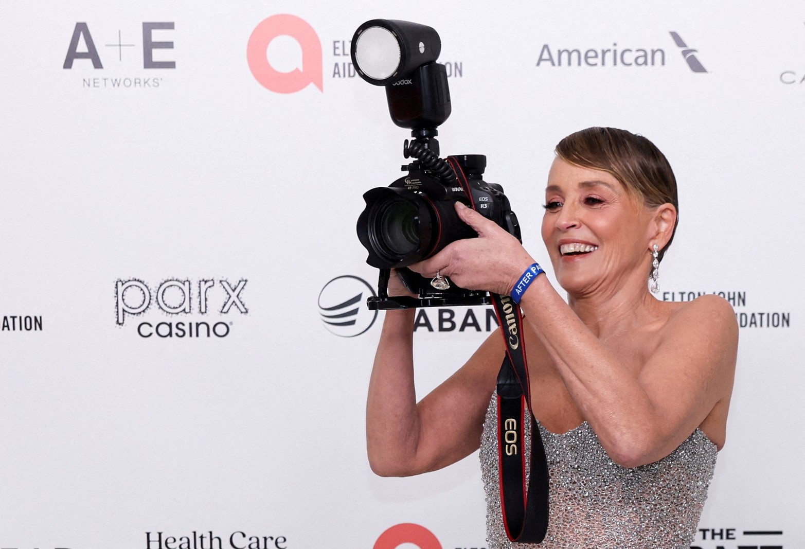 Sharon Stone posa con una cámara durante las llegadas a la fiesta de visualización de los Premios de la Academia de la Fundación Elton John AIDS, para celebrar los 96º Premios de la Academia de los Oscar en los Ángeles, California, EE.UU.