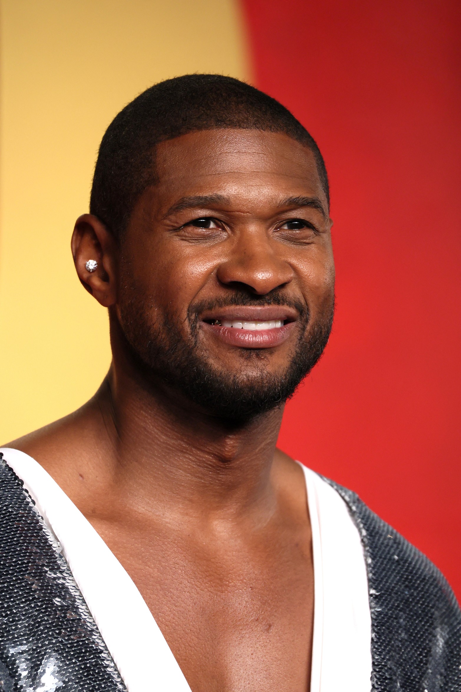 Usher llega a la fiesta de los Oscar de la Feria de la vanidad después de los 96º Premios de la Academia, conocidos como los Oscar, en Beverly Hills, California, EE.UU.