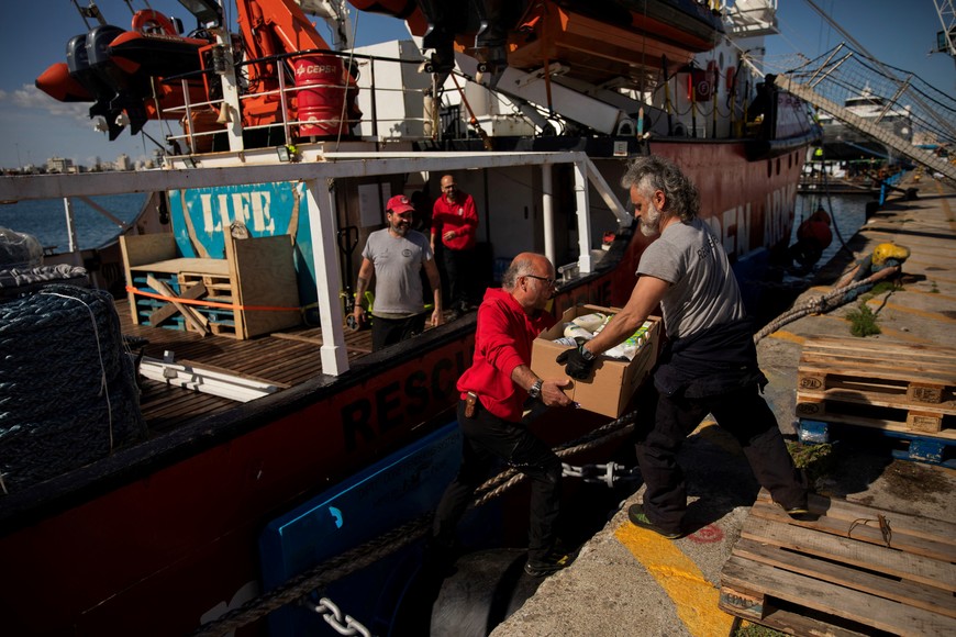 Open Arms members carry humanitarian aid for Gaza in a joint mission between NGOs Open Arms and World Central Kitchen at a port of Larnaca, Cyprus, March 9, 2024. Santi Palacios/Open Arms-World Central Kitchen/Handout via REUTERS THIS IMAGE HAS BEEN SUPPLIED BY A THIRD PARTY