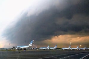 Una intensa tormenta eléctrica generó caos en los aeropuertos de Buenos Aires.