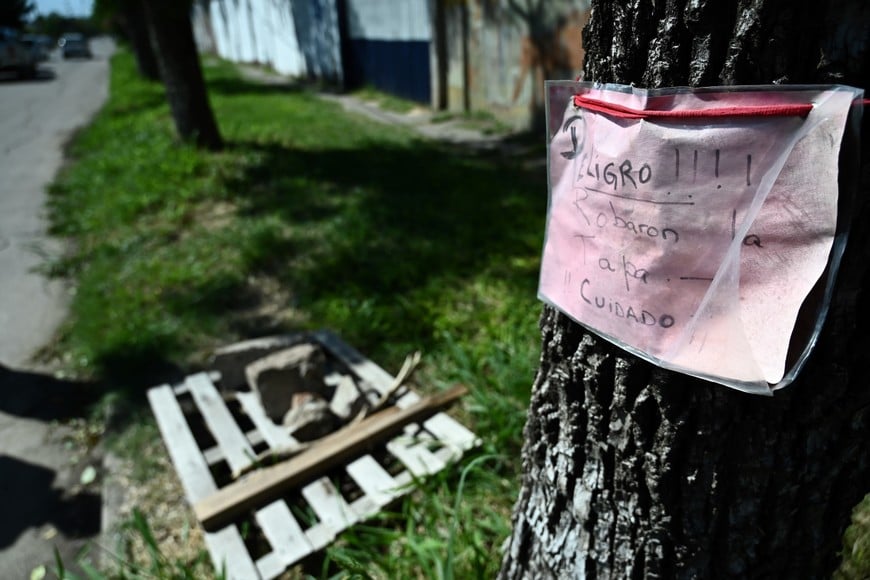 Advertencia por el peligro que dejó el robo de una tapa de desagüe. Crédito: Mauricio Garín.