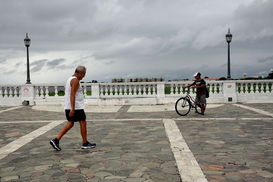 Tiempo. Por ahora lo que preocupa es el calor, pero no hay que descuidarse de la tormenta.

Guillermo Di Salvatore.