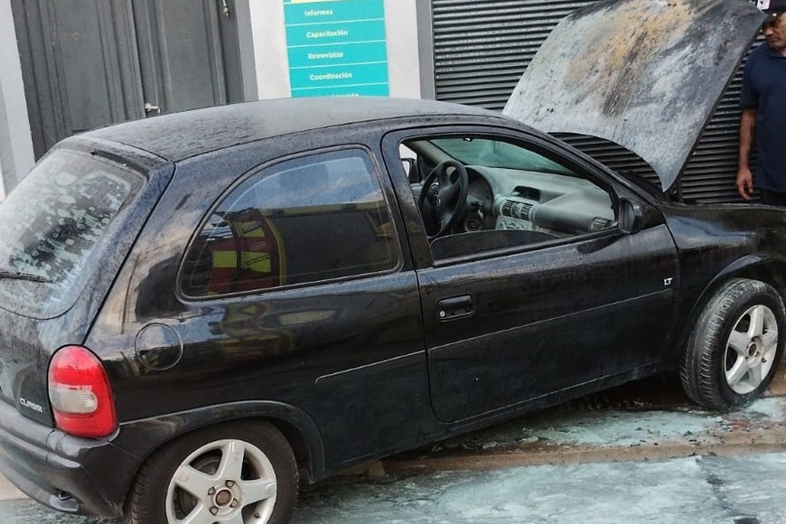 El auto quedó contra la Oficina de Empleo de la Municipalidad. Crédito: Juan E. Volkart