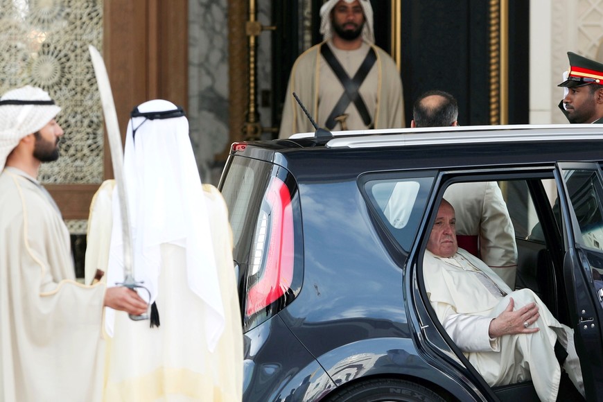 Pope Francis is seen upon arrvial to a welcome ceremony at the Presidential Palace in Abu Dhabi, United Arab Emirates February 4, 2019. REUTERS/Ahmed Jadallah Abu Dhabi emiratos arabes papa francisco visita oficial a los emiratos arabes llegada del sumo pontifice al palacio presidencial