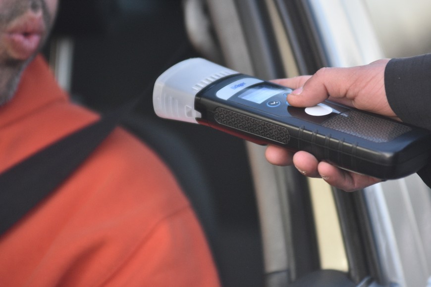 “Luz verde, siga; luz roja, estacione a un costado”. Luego de que el alómetro da el alerta, se procede a realizar al conductor el testeo con alcoholímetro.