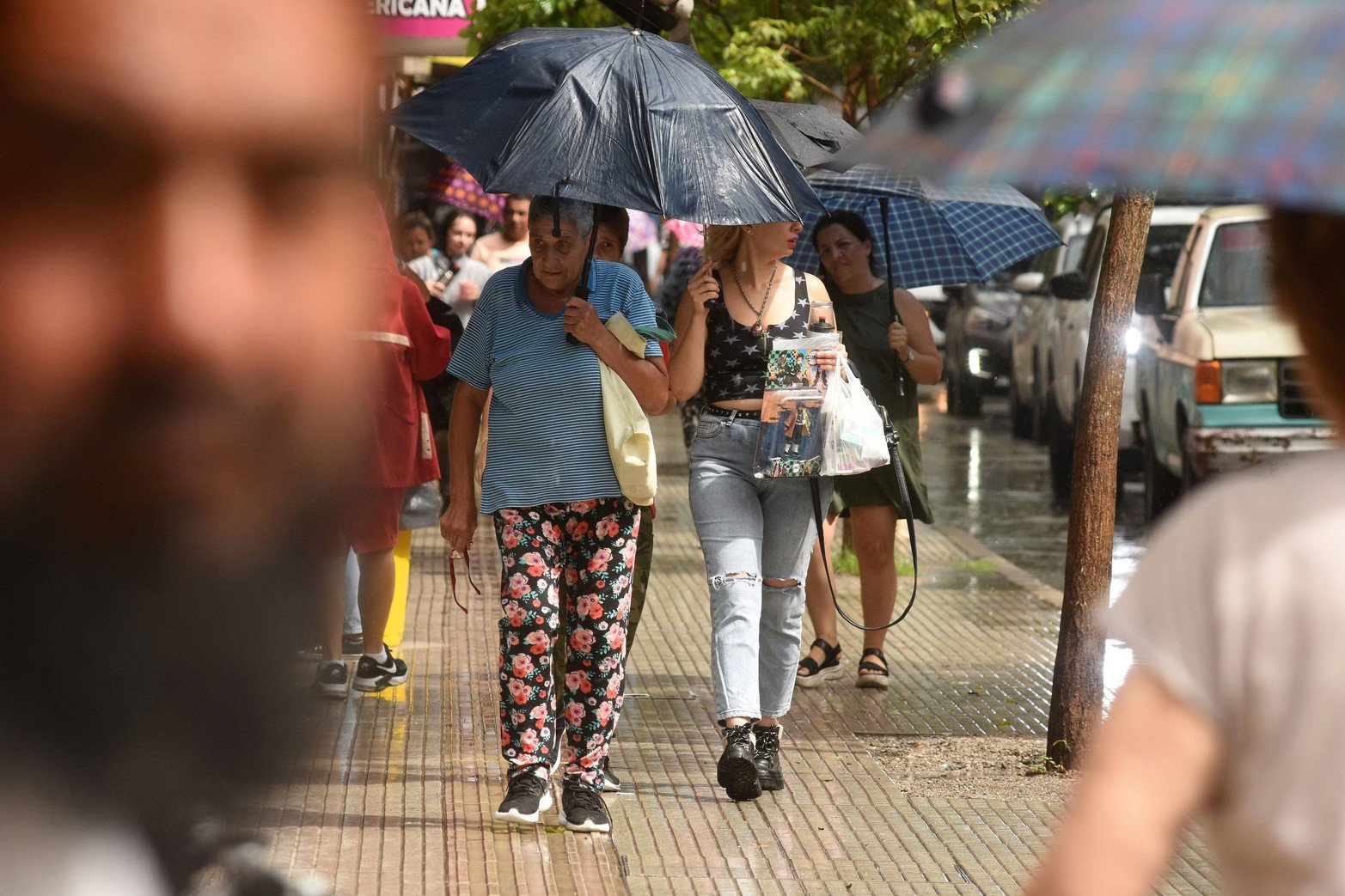 Los chaparrones fueron una constante durante la mañana del viernes.