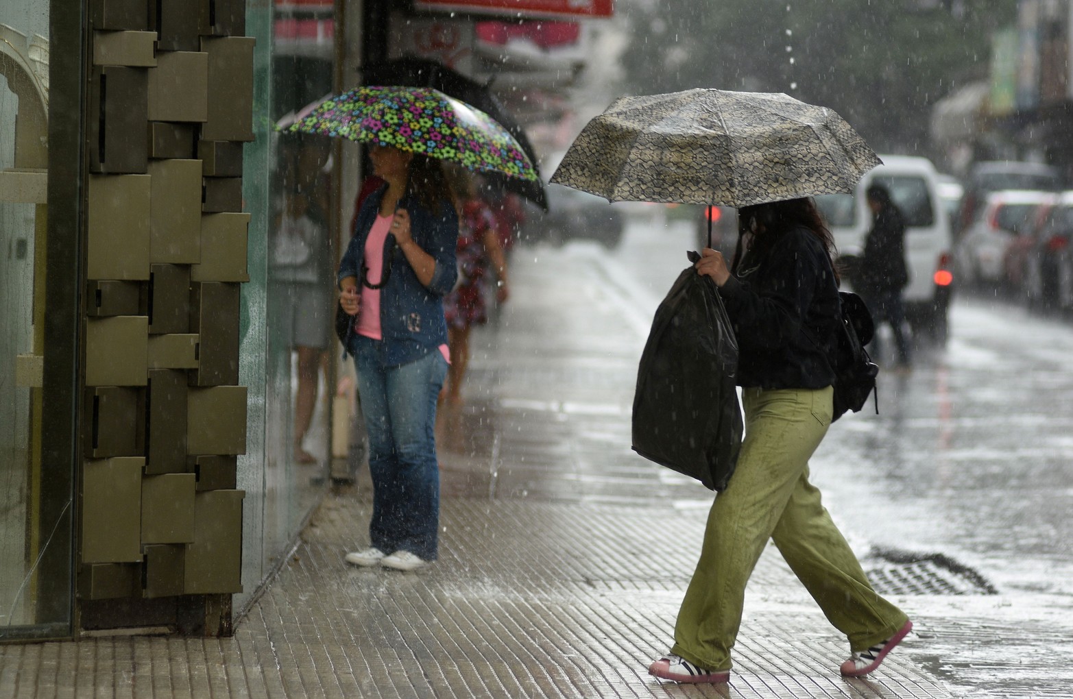 Los chaparrones fueron una constante durante la mañana del viernes.