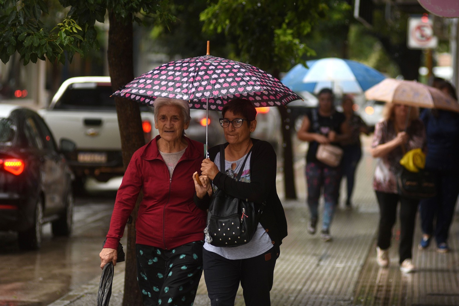 Los chaparrones fueron una constante durante la mañana del viernes.