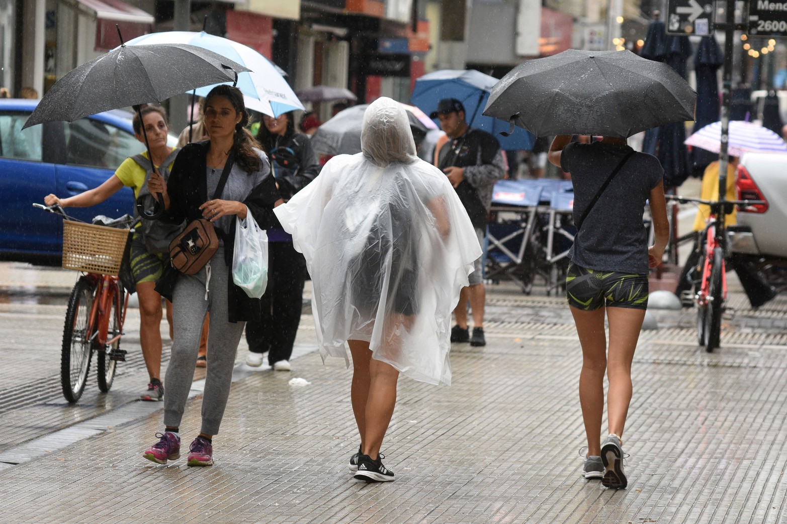 Los chaparrones fueron una constante durante la mañana del viernes.