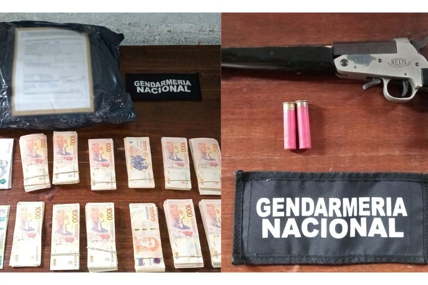 Parte del dinero y las armas secuestradas.