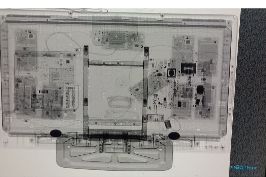 Los celulares se hallaban escondidos dentro de un monitor de computadora.