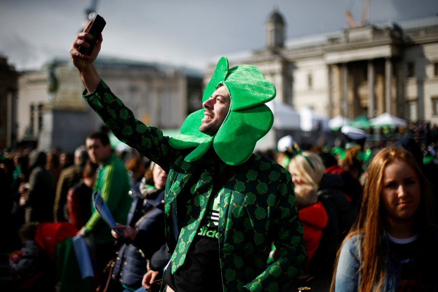 People celebrate St Patrick's Day in central London, Britain March 17,  2019. REUTERS/Henry Nicholls irlanda  festejos del dia de san patricio tradicional festejo en las calles de la ciudad vestidas de verde festividad fiesta tradicion tradicional