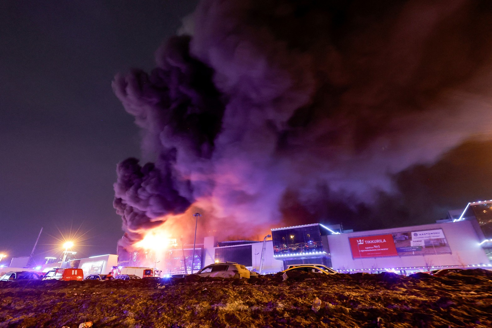 El humo del fuego se eleva sobre la sala de conciertos en llamas del Crocus City Hall después de un tiroteo, en las afueras de Moscú, Rusia.