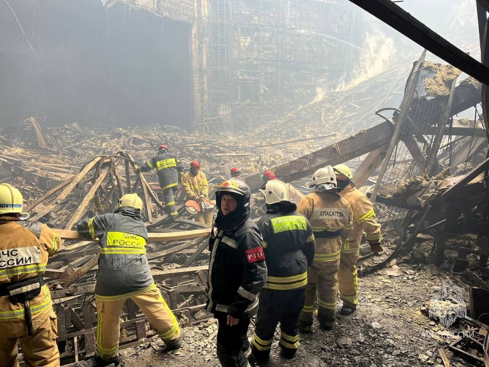 Miembros del Ministerio de Emergencias de Rusia limpian escombros en la sala de conciertos Crocus City Hall después de un ataque mortal, en las afueras de Moscú, Rusia.