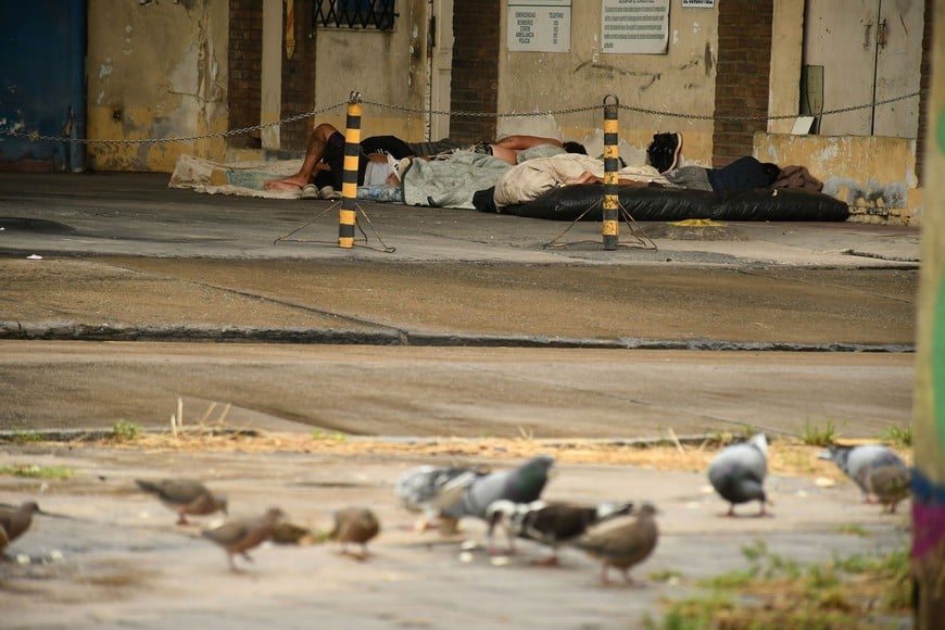 Personas en situación de calle, sin solución a la vista. En inmediaciones a la terminal de colectivos alrededor de 50 personas deambulan con sus colchones para encontrar donde dormir. La imagen tomada en Las Heras y Junín denota la situación en la que están varias familias santafesinas. Vecinos reclaman encontrar una solución.