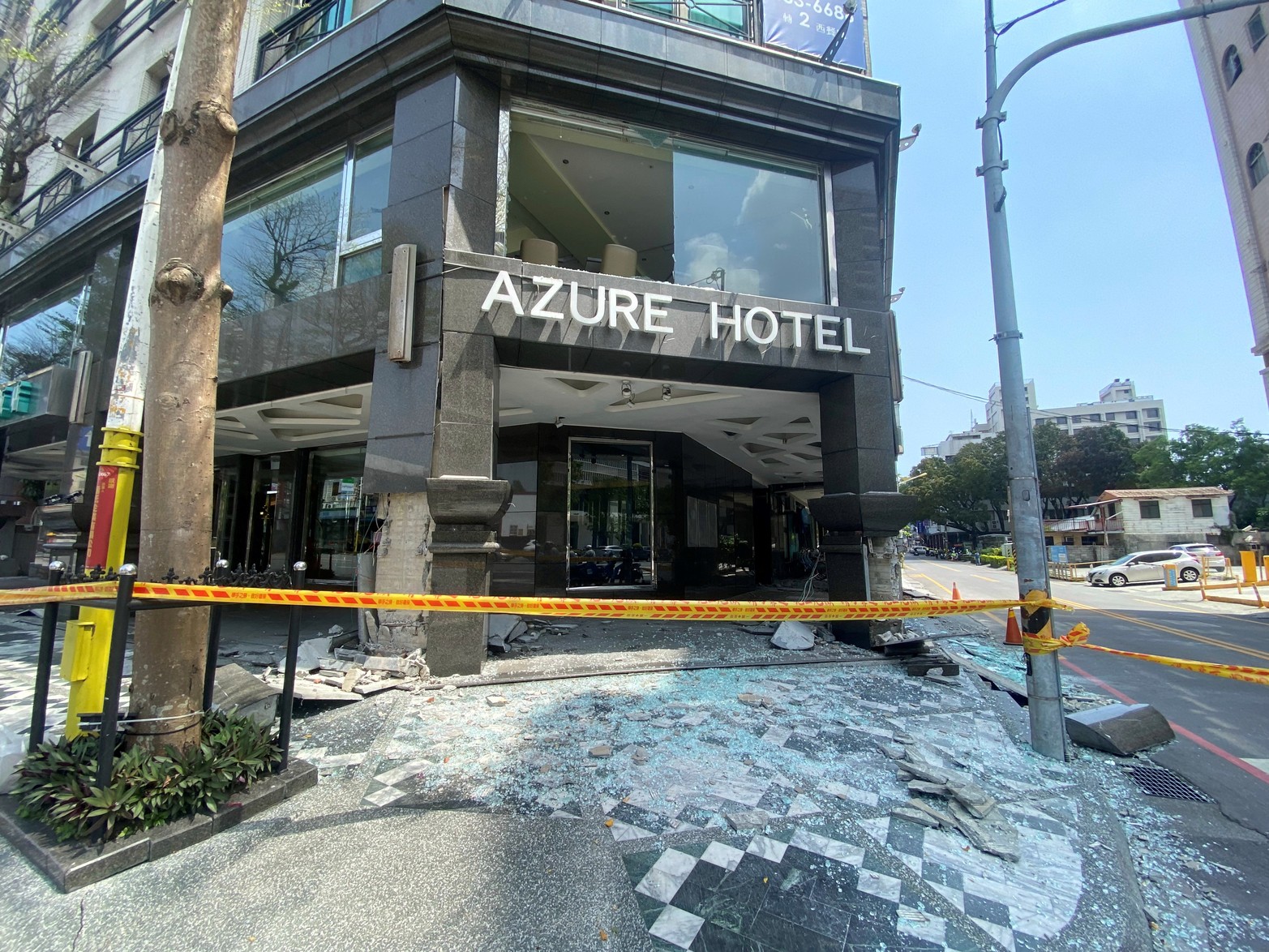 Un área de un hotel dañado está acordonada tras un terremoto en Hualien, Taiwán.