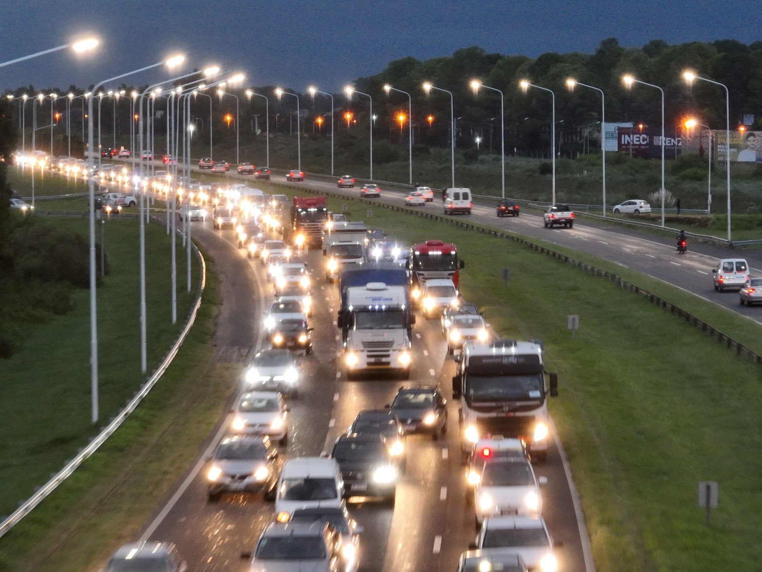 Así amaneció  hoy el ingreso oeste de la ciudad por la autopista Santa Fe Rosario.