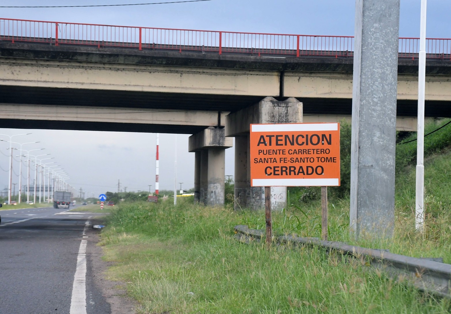 Por Circunvalación los carteles dan aviso del puente carretero cerrado