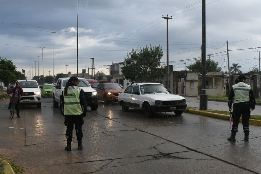 En la intersección de las avenidas Perón e Iturraspe, el paso de los vehículos es ordenado por agentes municipales. Foto: Flavio Raina